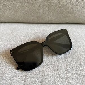 GENTLE MONSTER Women’s Black Oversized Cat-Eye Sunglasses